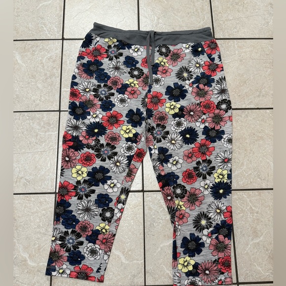 Secret Treasures Women’s Plus Size 2XL Pajama Set Floral Top & Pants Gray Multic - Picture 2 of 2